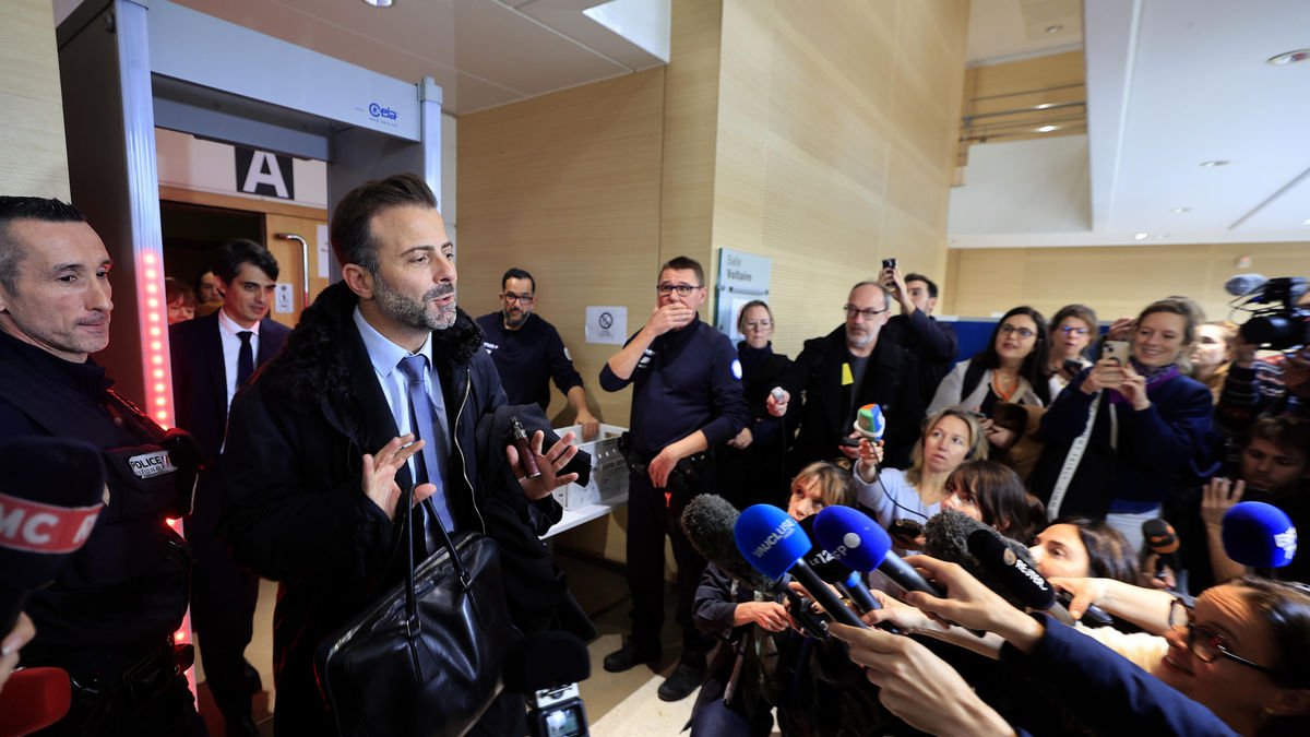 Un dels advocats de Gisèle Pelicot parla amb la premsa. - EFE/EPA/GUILLAUME HORCAJUELO