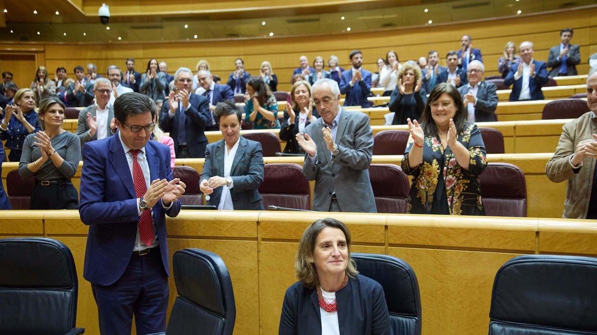 Senadors socialistes aplaudeixen Ribera al conèixer-se l’acord per desbloquejar la Comissió. - EUROPA PRESS