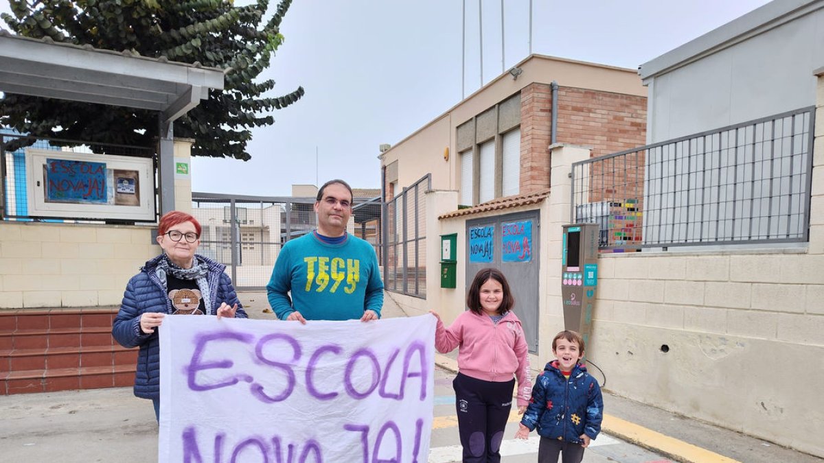 Tres generaciones de vecinos de Rosselló que ha estudiado en la escuela la Rosella. - MAGDALENA ALTISENT