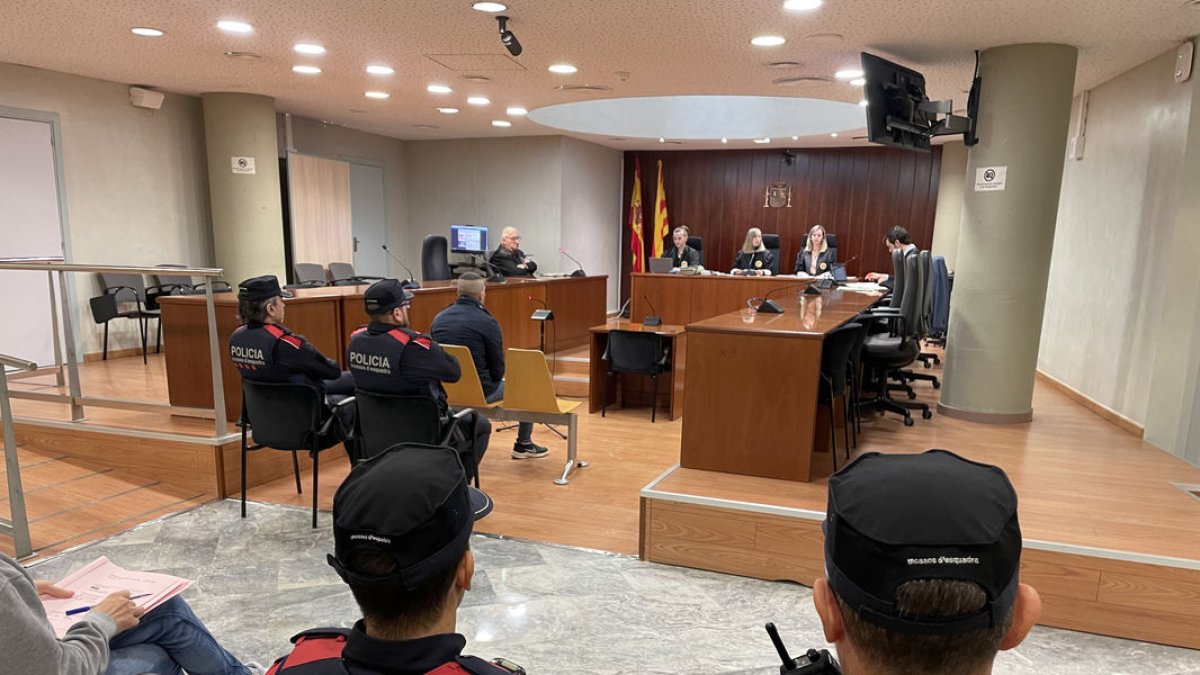 Cuatro agentes custodiaron al acusado, que está en prisión. - A. GUERRERO