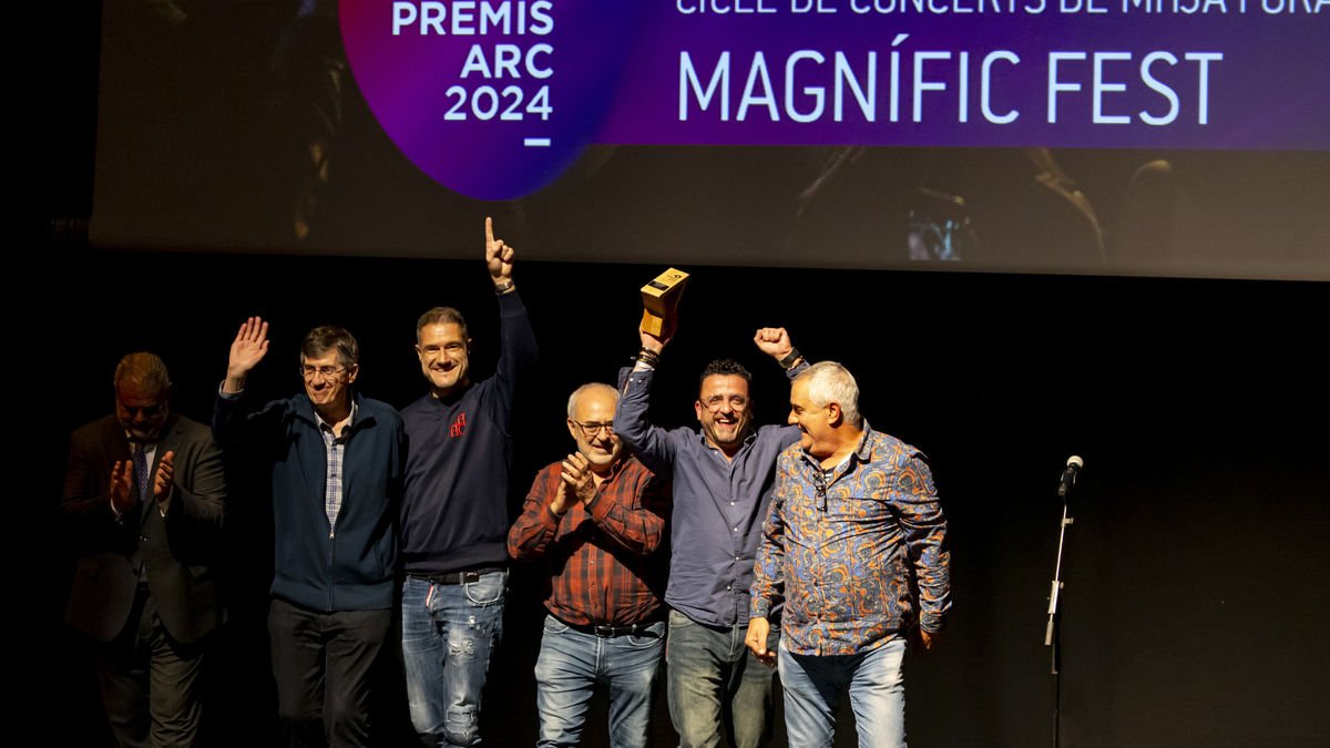 Els organitzadors del Magnífic Fest, exultants al rebre el reconeixement. - JORDI ECHEVARRIA