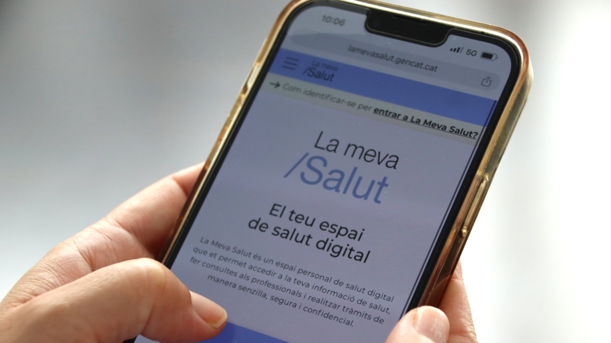Una persona consulta l'espai de La Meva Salut a través de l'app.