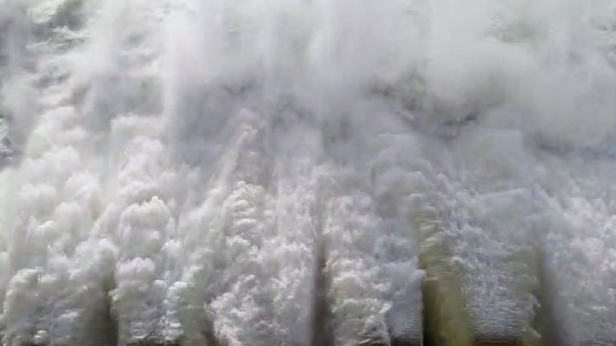Espectacular desembassament de Mequinensa per a la crescuda controlada de l'Ebre