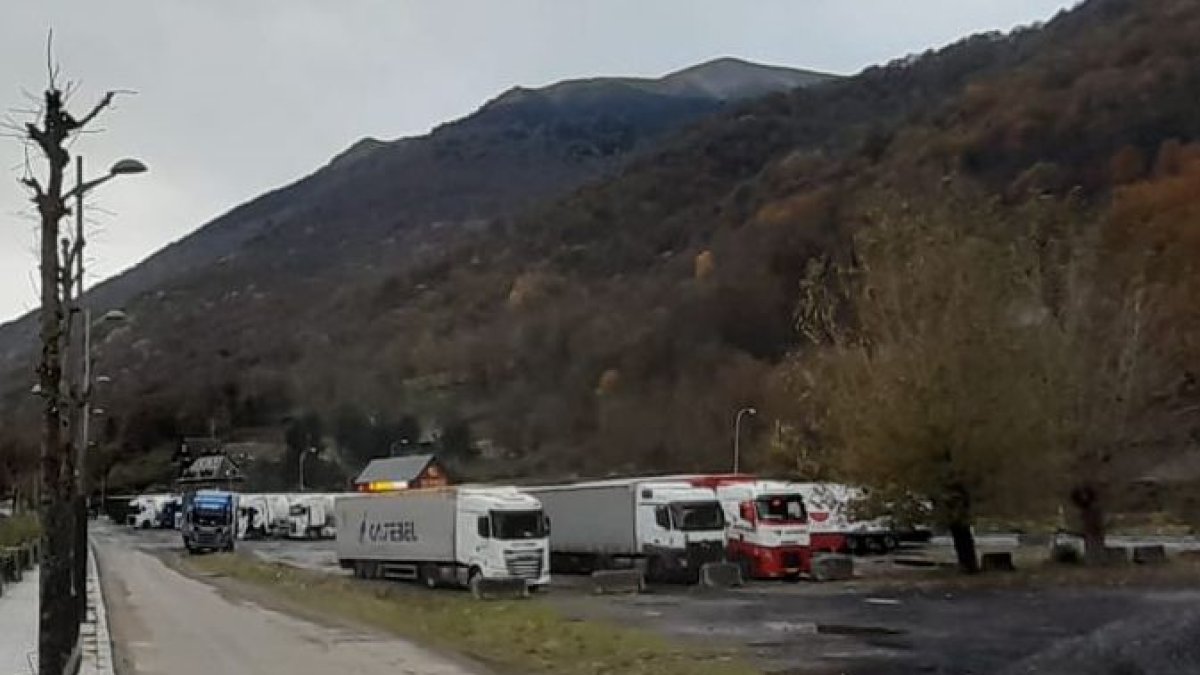 Camions a l'aparcament de Les aquest dijous.