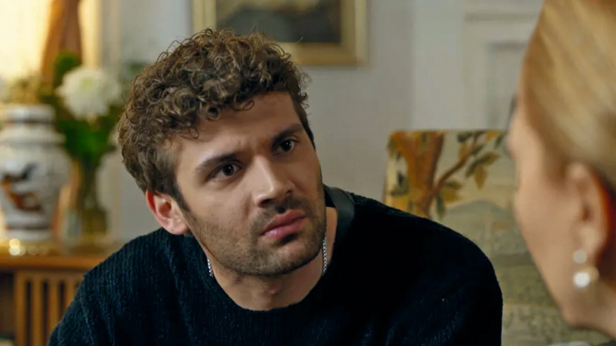 Demir desaparece sin dejar rastro. Aysel no sospecha que su hijo ha fallecido.