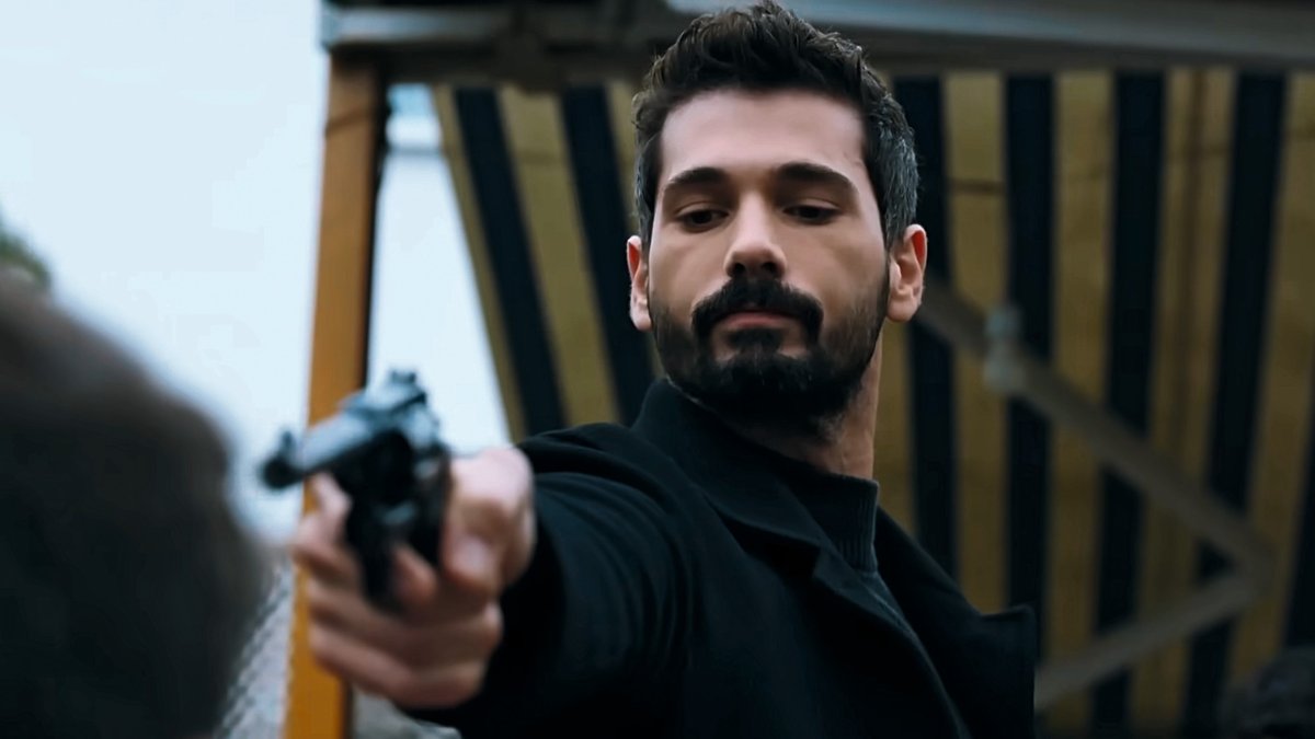 Halil intenta ahuyentar a Yilmaz con una pistola sin balas.