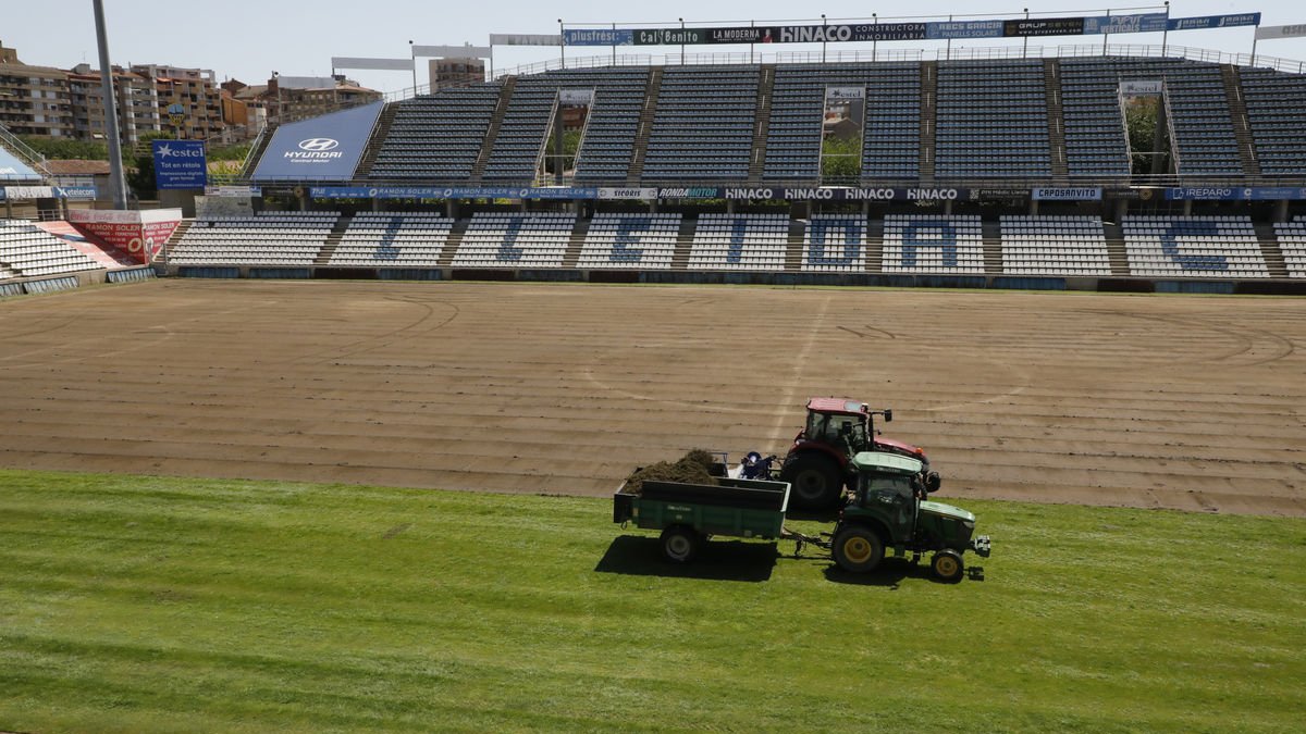 Imagen de archivo de las obras del cambio de césped del Camp d’Esports el pasado mes de julio. - AMADO FORROLLA