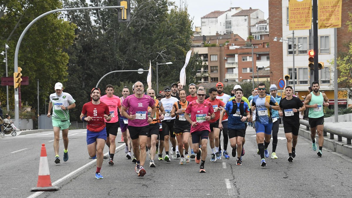 Una vista de la carrera del pasado año con los atletas pasando delante de la Llotja. - SANTI IGLESIAS