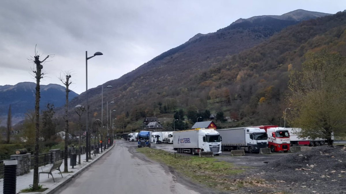 Desenes de camions a Les esperant la reobertura de fronteres.