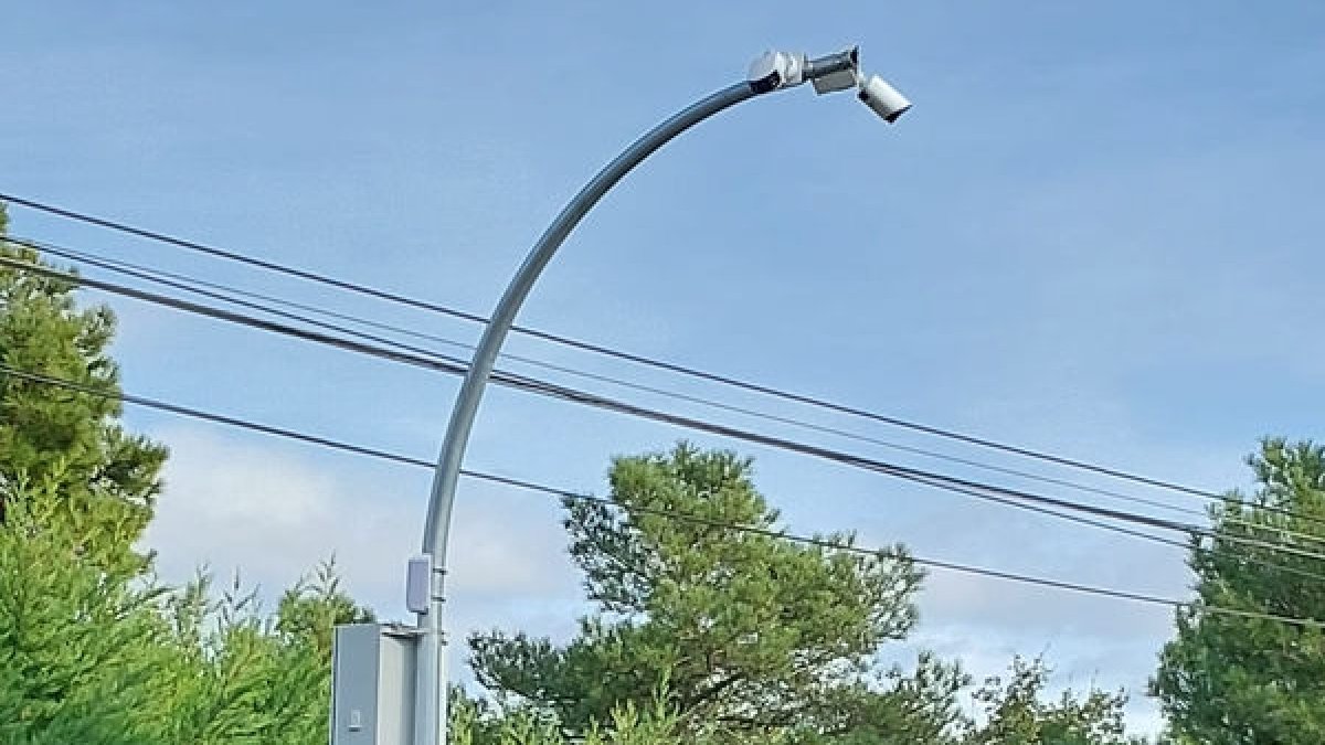 Una de las cámaras de vídeovigilancia instalada en un acceso.