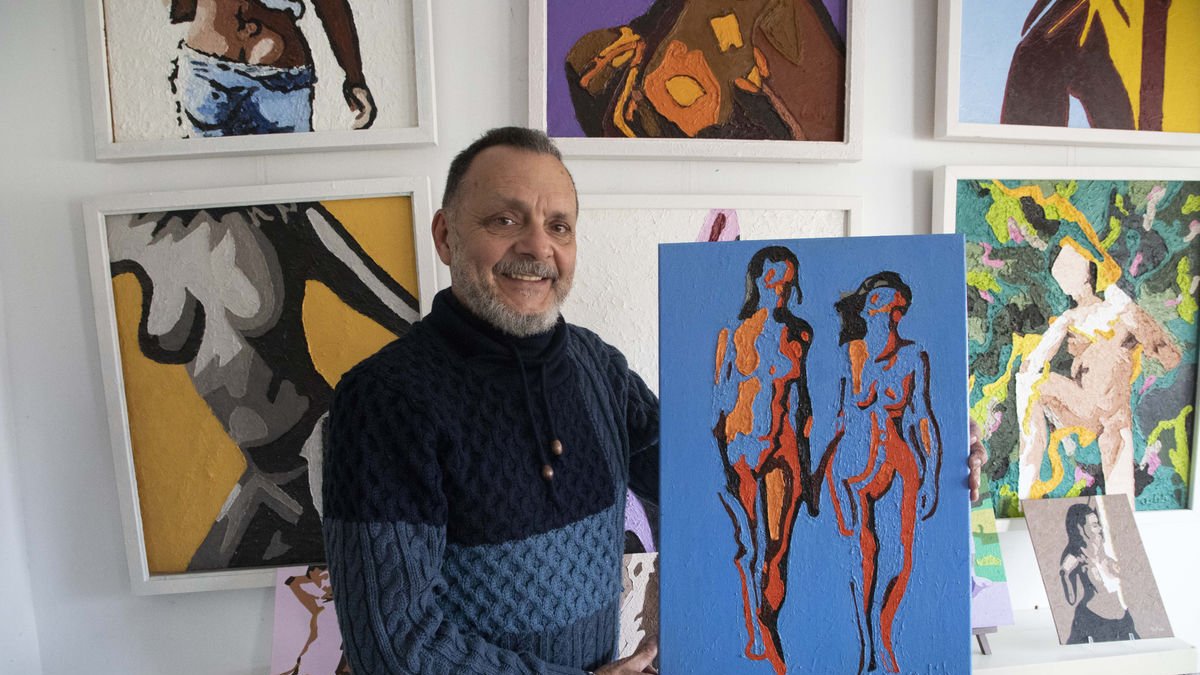 Adib Navarro con algunas de sus pinturas. - C. MARSIÑACH