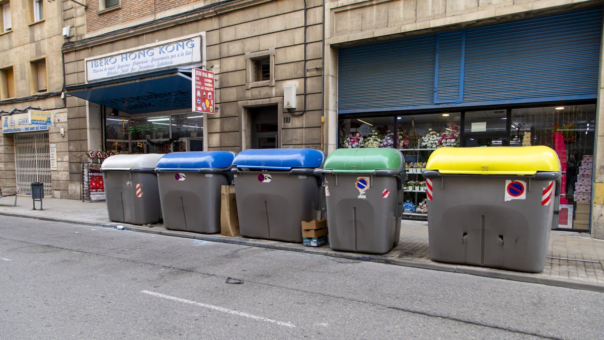 Els contenidors cremats van ser reposats ahir al matí. - JORDI ECHEVARRIA
