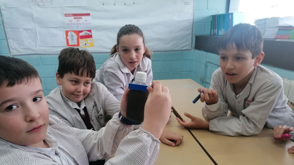 Alumnes del Mirasan, comprovant si un imant pot atreure boles metàl·liques dins d’un líquid. - S.E.