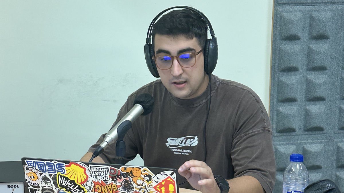 El alumno Pau León, durante las locuciones para la IA de RTVE. - COMUNICACIÓN Y PERIODISMO AUDIOVISUALES-UDL
