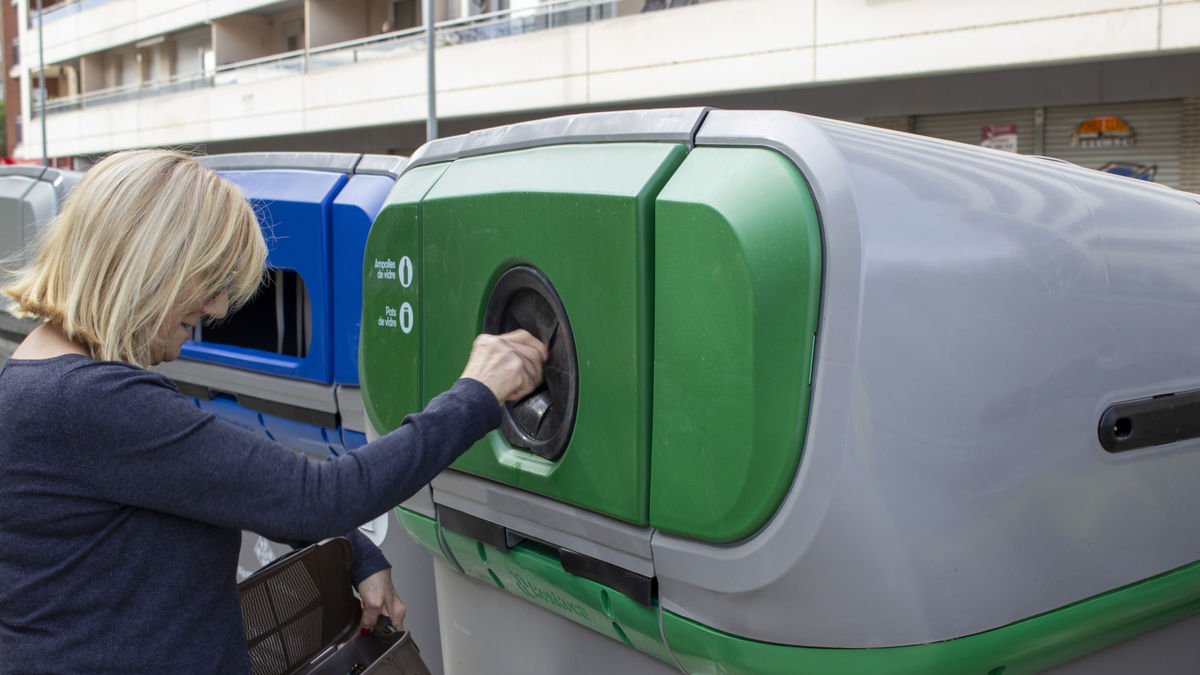 Una vecina estrenaba ayer los nuevos contenedores. - ROGER BARRAGÁN