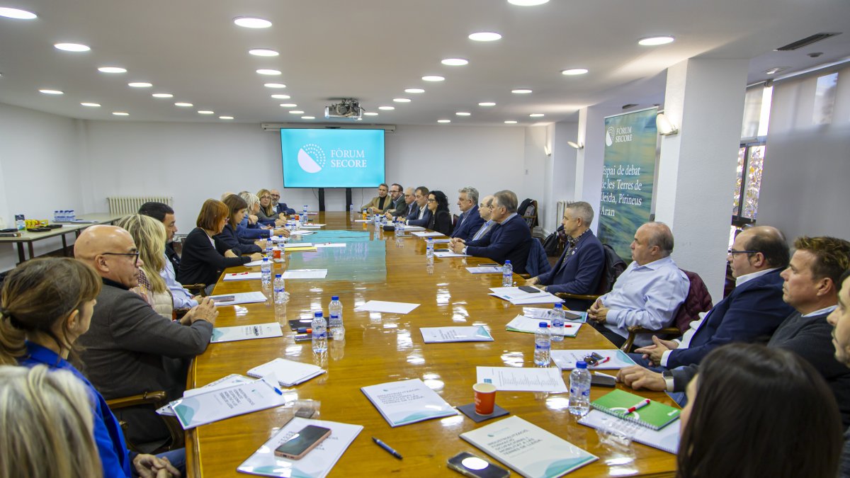 La reunión entre los miembros del Foro Secore y los diputados en el Parlamento.