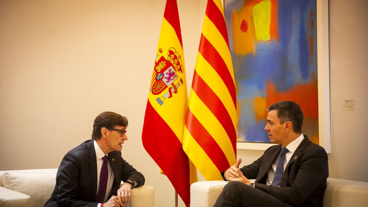El presidente del Gobierno, Pedro Sánchez, y el presidente de la Generalitat de Catalunya, Salvador Illa, este viernes en el palacio de la Moncloa.
