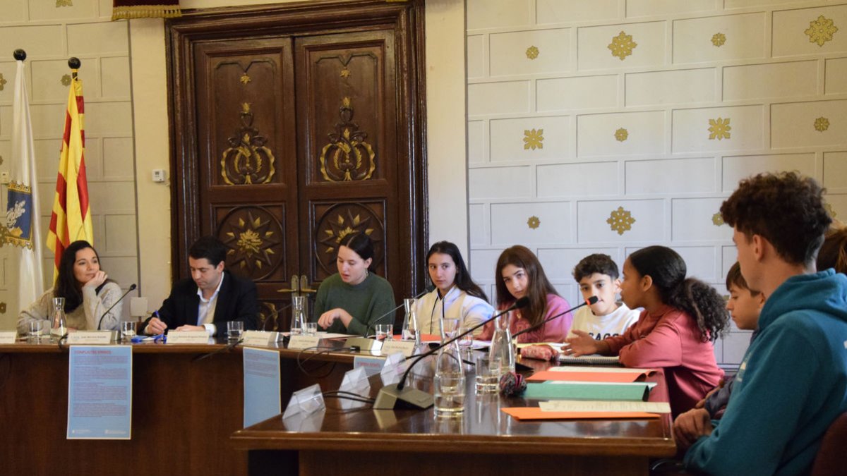 La primera reunión del consejo de adolescentes de la ciudad. - C.SANS