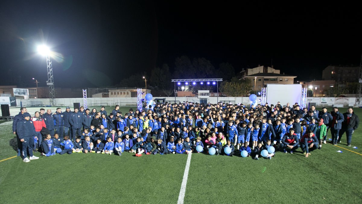 Foto de família dels equips de l’Escola Baix Segrià que ahir a la nit es van presentar a Alcarràs. - IOLANDA GÒDIA