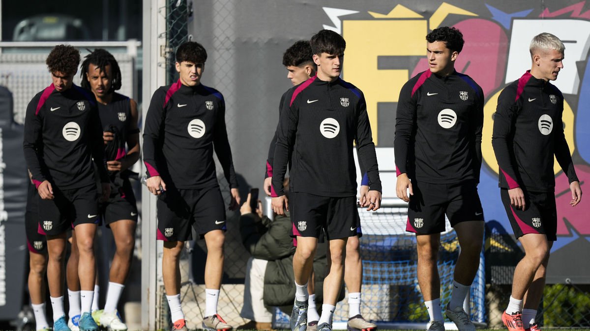 Els jugadors del Barça, ahir durant l’entrenament. - EFE/ENRIC FONTCUBERTA