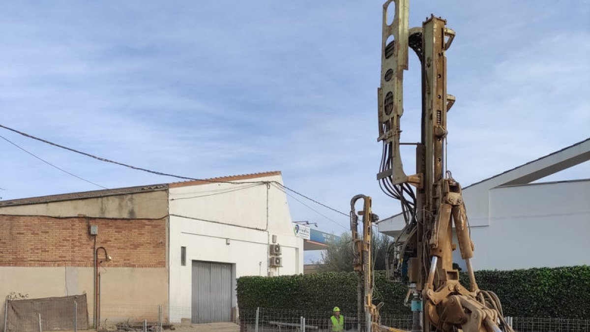 Los operarios llevan días trabajando en la zona del paso inferior. - AJUNTAMENT DE TÉRMENS