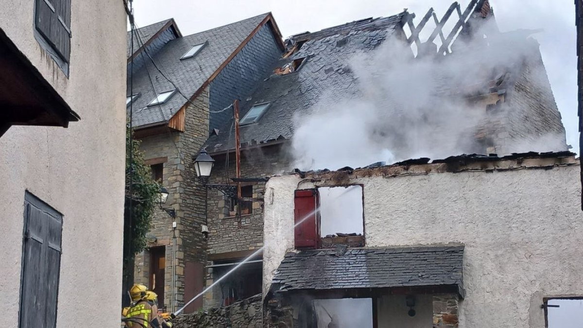 Dotaciones de los Pompièrs d’Aran, con la colaboración de los Bomberos, actuaron ayer en Arròs. - BOMBEROS DE LA GENERALITAT