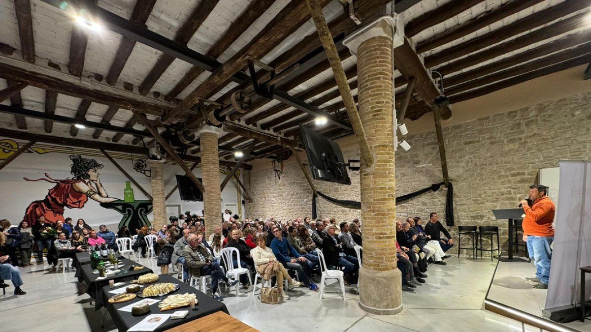 Tras la inauguración se pudieron degustar productos de proximidad y el aceite de Arbeca. - A.A.