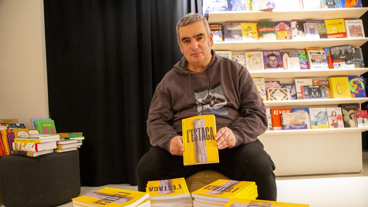 El escritor y periodista musical Joaquim Vilarnau, autor de ‘L’estaca’, en la librería La Fatal de Lleida. - GERARD HOYAS