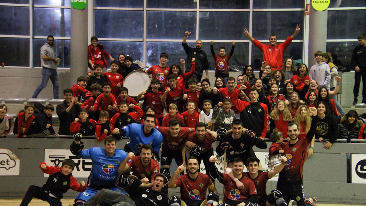 Los jugadores del Lleida.net Alpicat celebran el triunfo con aficionados y niños y niñas de la cantera del club. - ANIOL MORAL