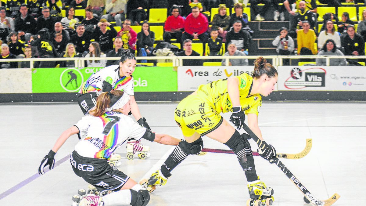 Aina Arxe se lanza al suelo intentando parar un avance de Victòria Porta. - CLARA LIÁÑEZ