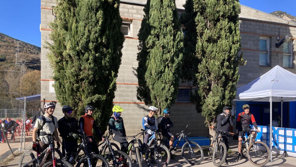 Els participants en la trobada de bicicleta enduro. - AYU