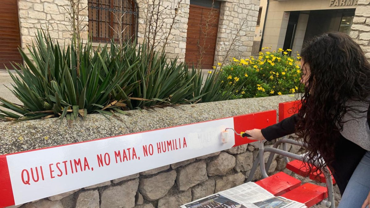 Un dels tres bancs pintats ahir a Belianes. - LAIA PEDRÓS