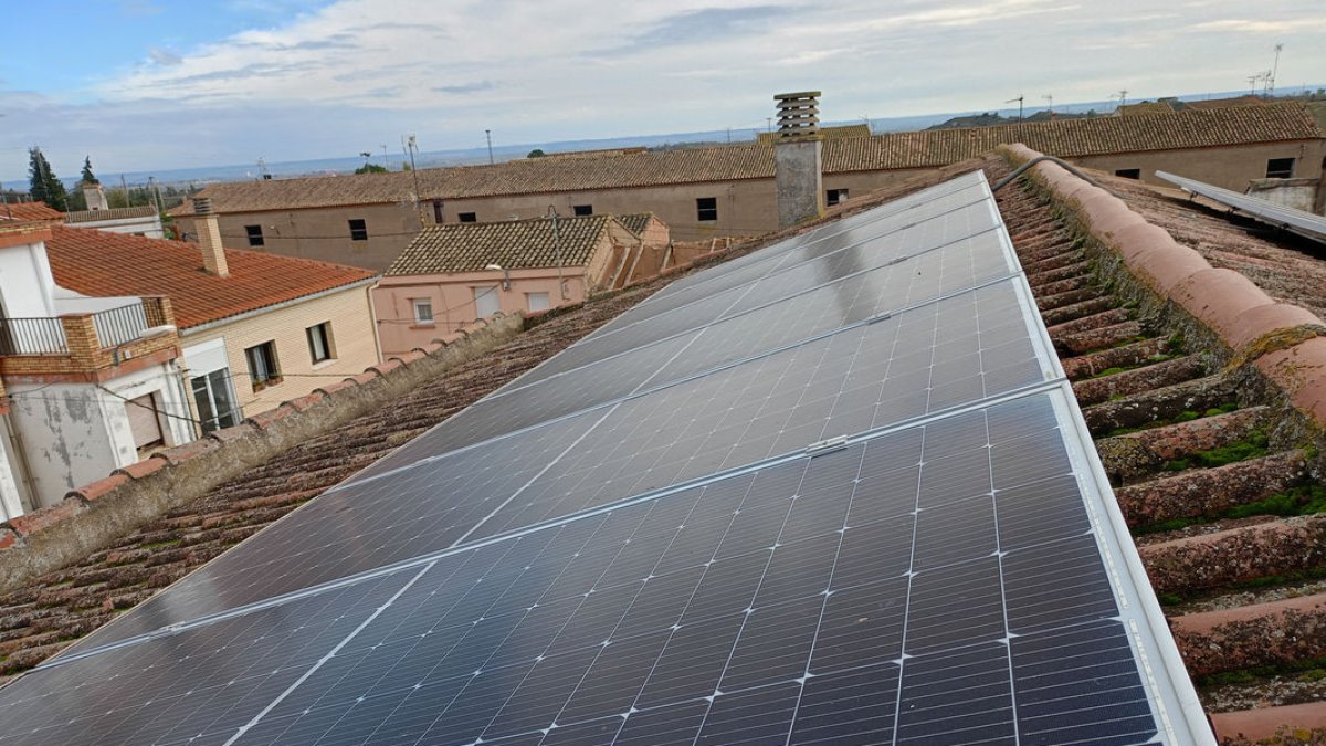 Instal·lació fotovoltaica d’autoconsum a la teulada d’un habitatge en un poble. - E.B.D.