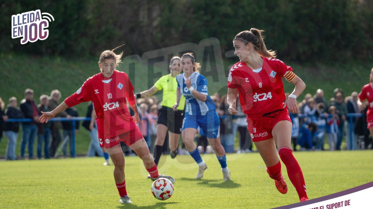 Una acción del partido del AEM en el campo del Alavés.