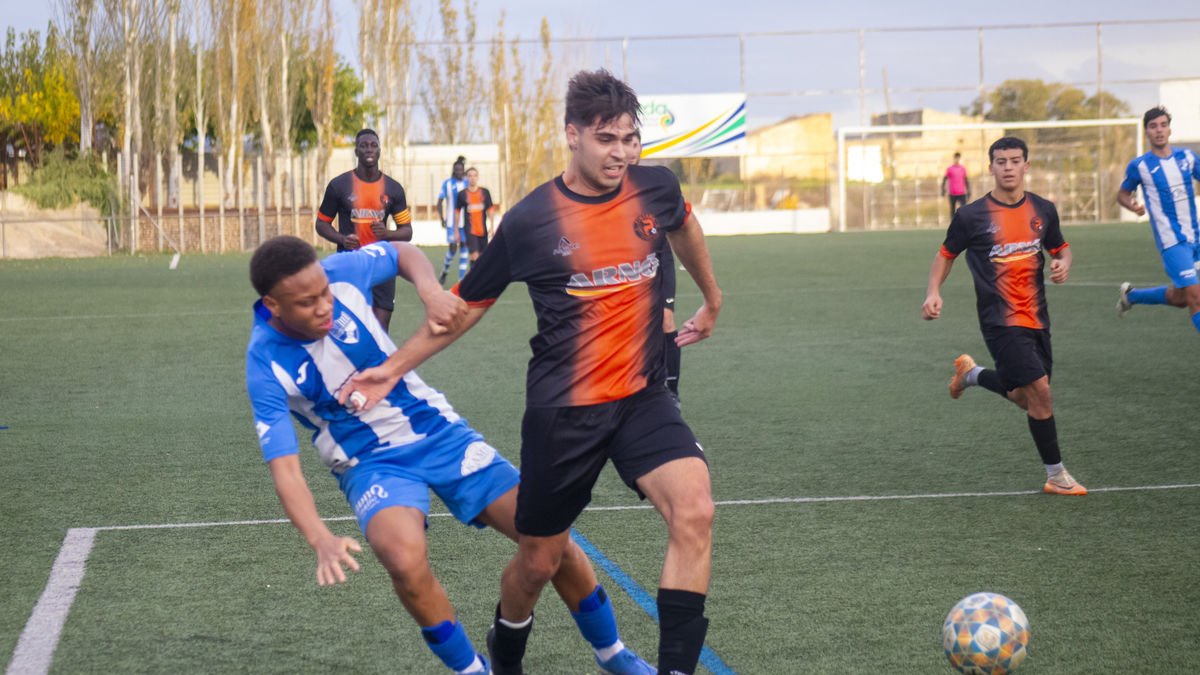 Una acció del partit entre el Pinyana i l’Albagés. - GERARD HOYAS
