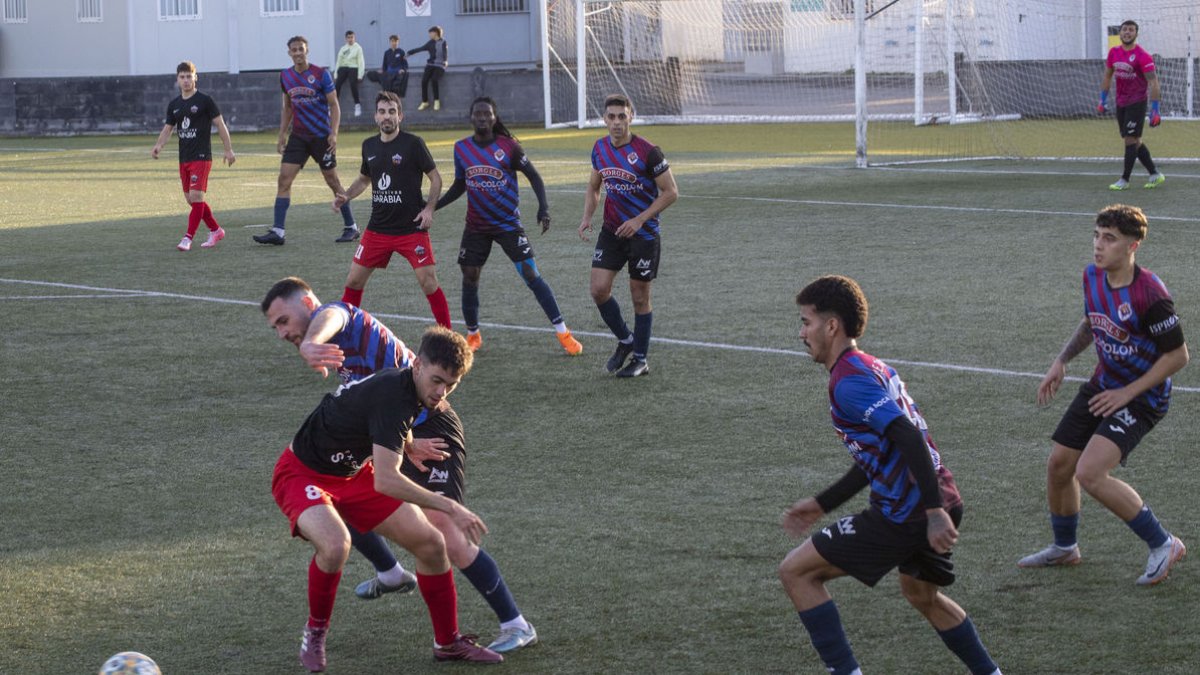 Un jugador del Tàrrega lluita contra el visitant Sabaté per la possessió de la pilota. - LAIA PEDRÓS