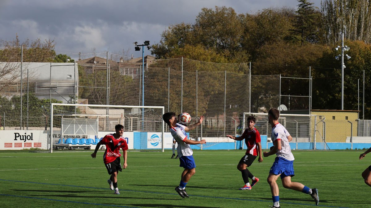 Carlos Martínez controla la pilota amb el pit, en una acció del partit d’ahir davant de l’Europa B. - JOAN GÓMEZ