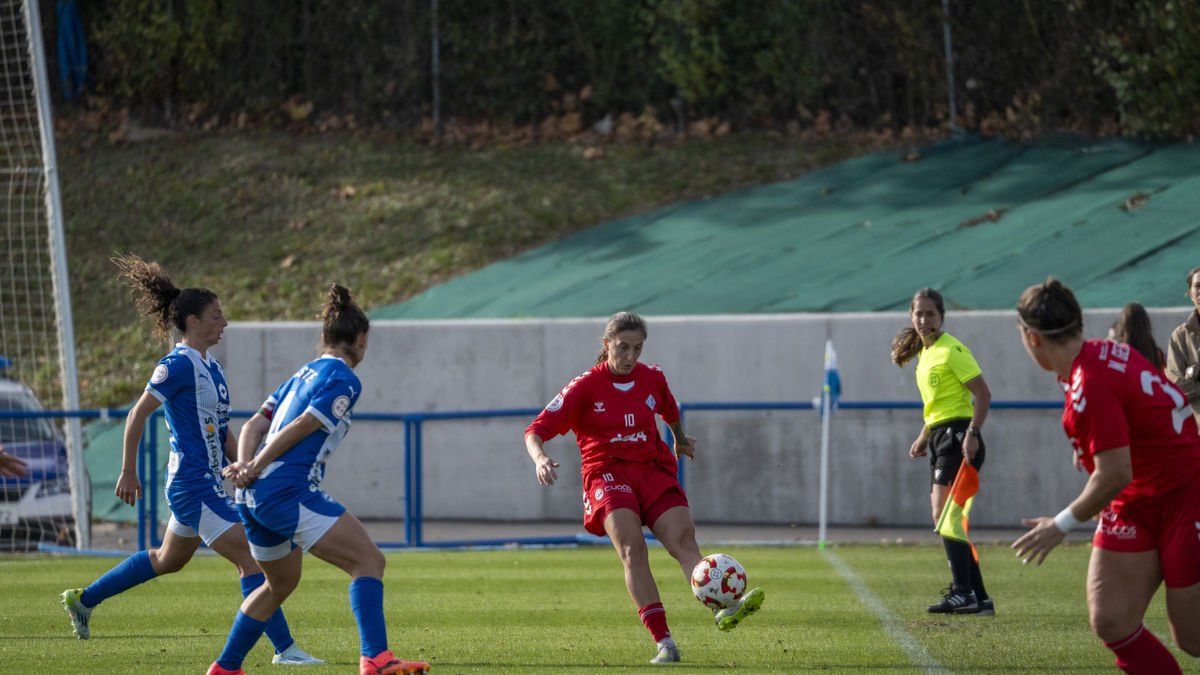 María Lara filtra un pase a la espalda de la zaga local, que observa la acción. - PAU PASCUAL PRAT
