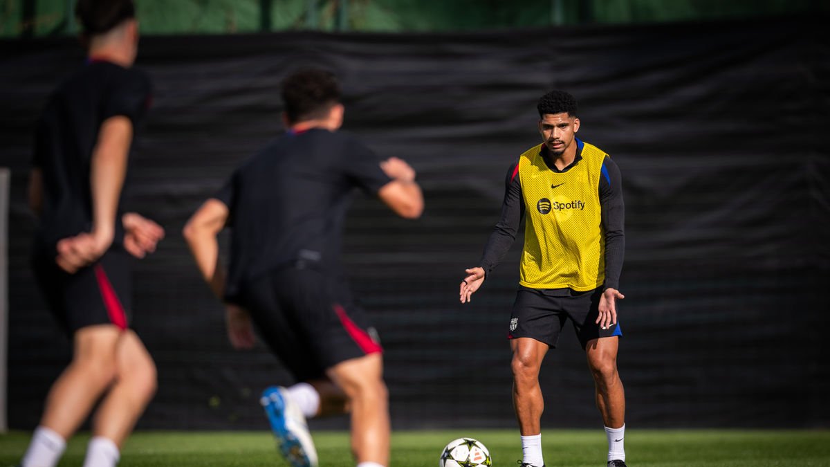 Araujo, durant la sessió d’entrenament d’ahir. - FC BARCELONA