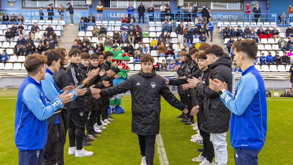 El club va fer va homenatjar el jugador del juvenil B Joan Lega, retirat per problemes cardíacs. - JORDI ECHEVARRIA