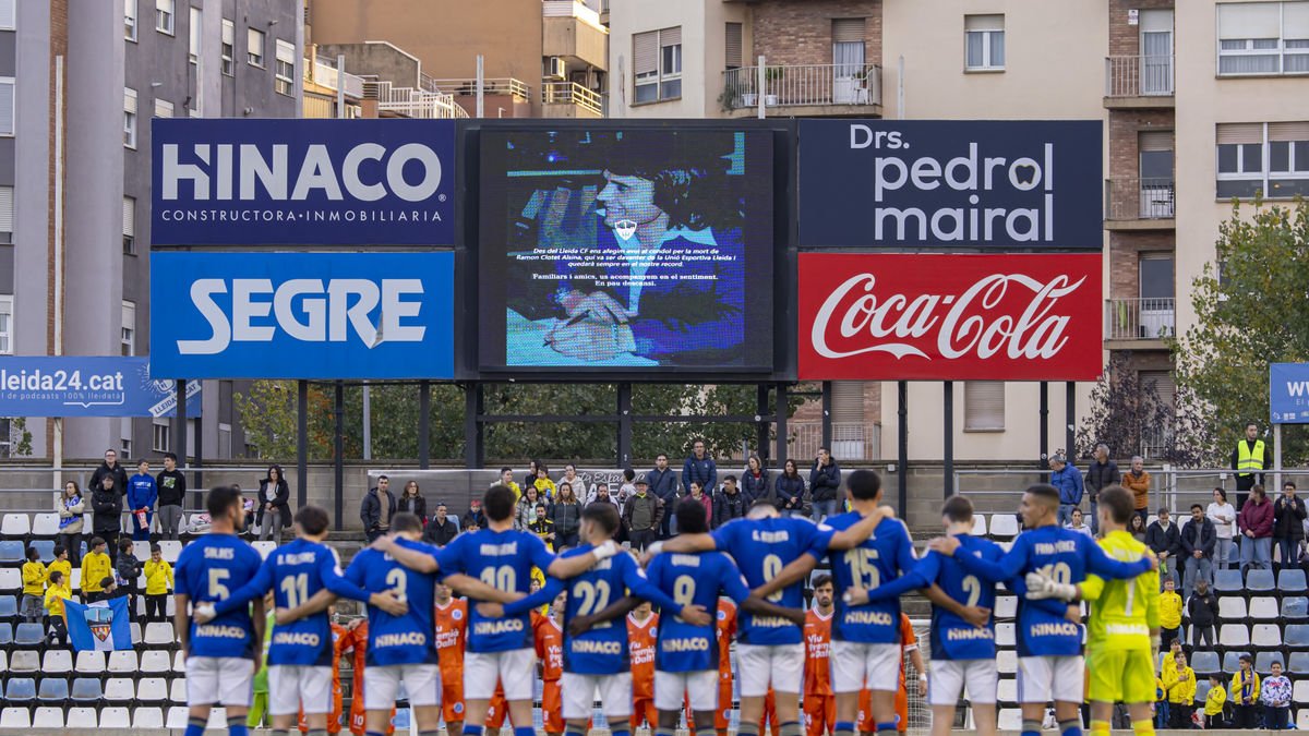 Imagen del minuto de silencio que se guardó en memoria de Ramon Clotet. - JORDI ECHEVARRIA