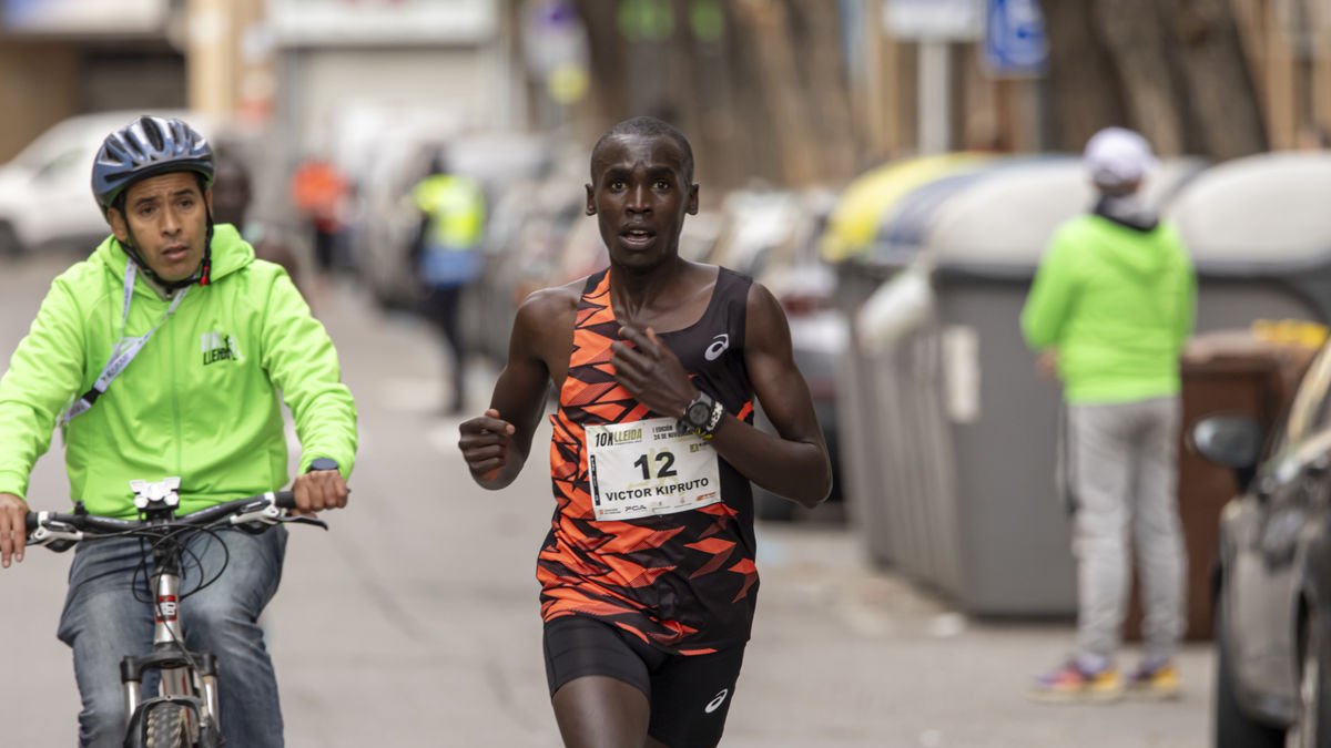 La prueba contó con un buen número de atletas internacionales y también de amateurs, que buscaron mejorar su marca en la distancia. - JORDI ECHEVARRIA