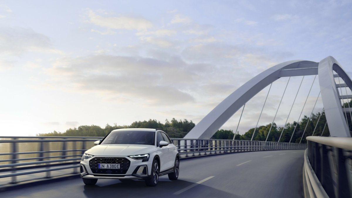 El model assoleix una velocitat màxima de 225 km/h i pot circular en mode purament elèctric a una velocitat de fins a 140 km/h.