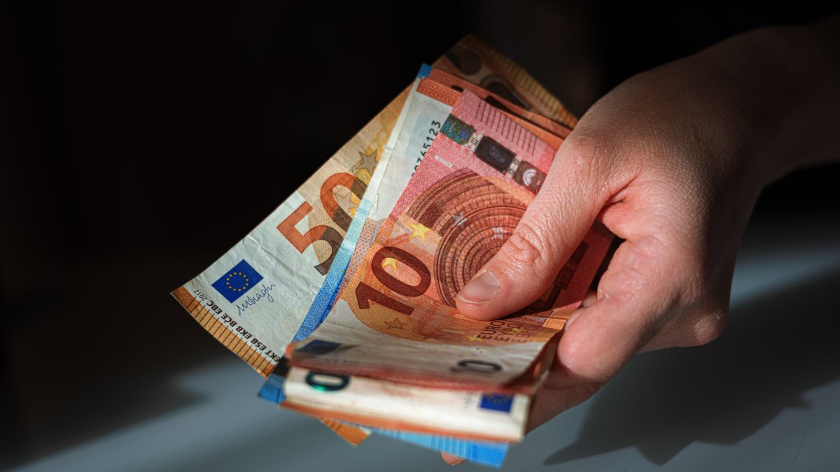 Imagen de archivo de una persona con dinero.