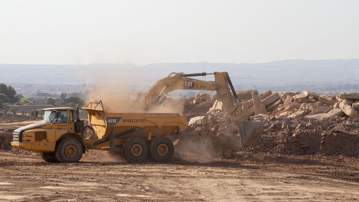 Les obres per fer una bassa de reg a Castellserà. - LAIA PEDRÓS
