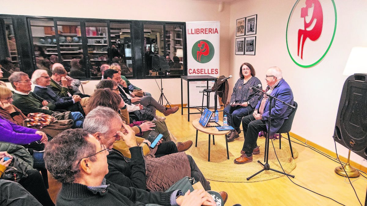 La directora de SEGRE, Anna Sàez, y el autor del libro, Antoni Gelonch, ayer en la librería Caselles. - JORDI ECHEVARRIA