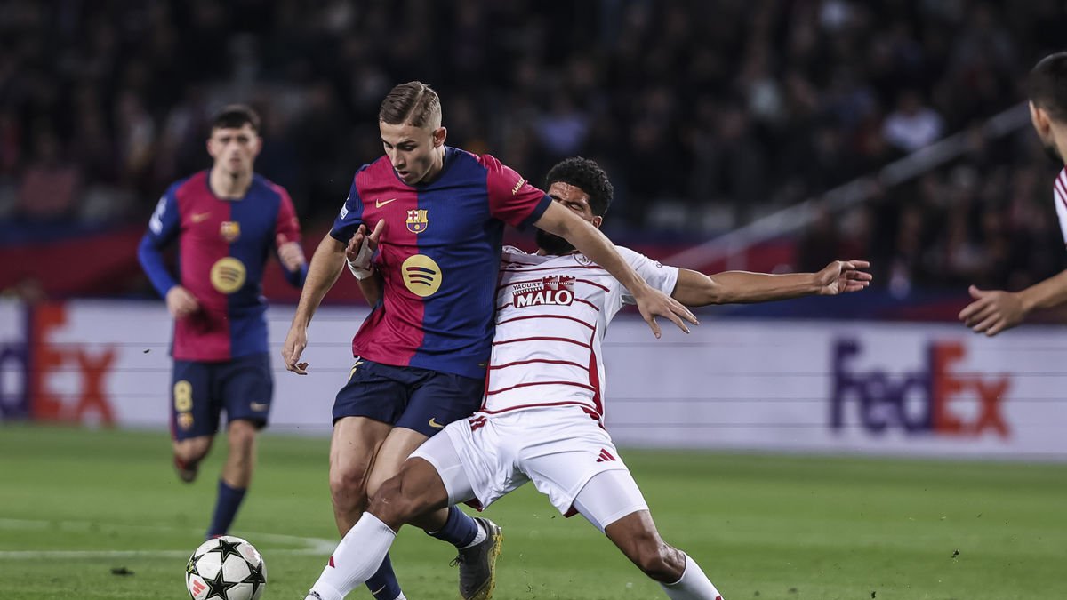 Fermín supera l’entrada d’un rival en una acció del partit d’ahir. - EUROPA PRESS