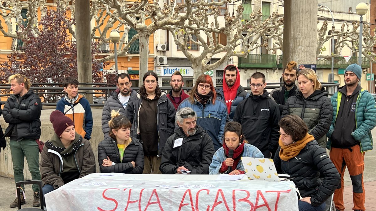 Rueda de prensa para informar sobre la situación que vive la vivienda en el Pallars, en Tremp.