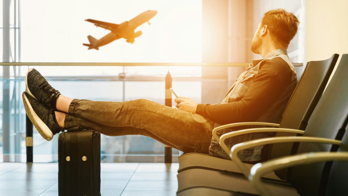 Imatge d’arxiu d’una persona esperant en un aeroport.