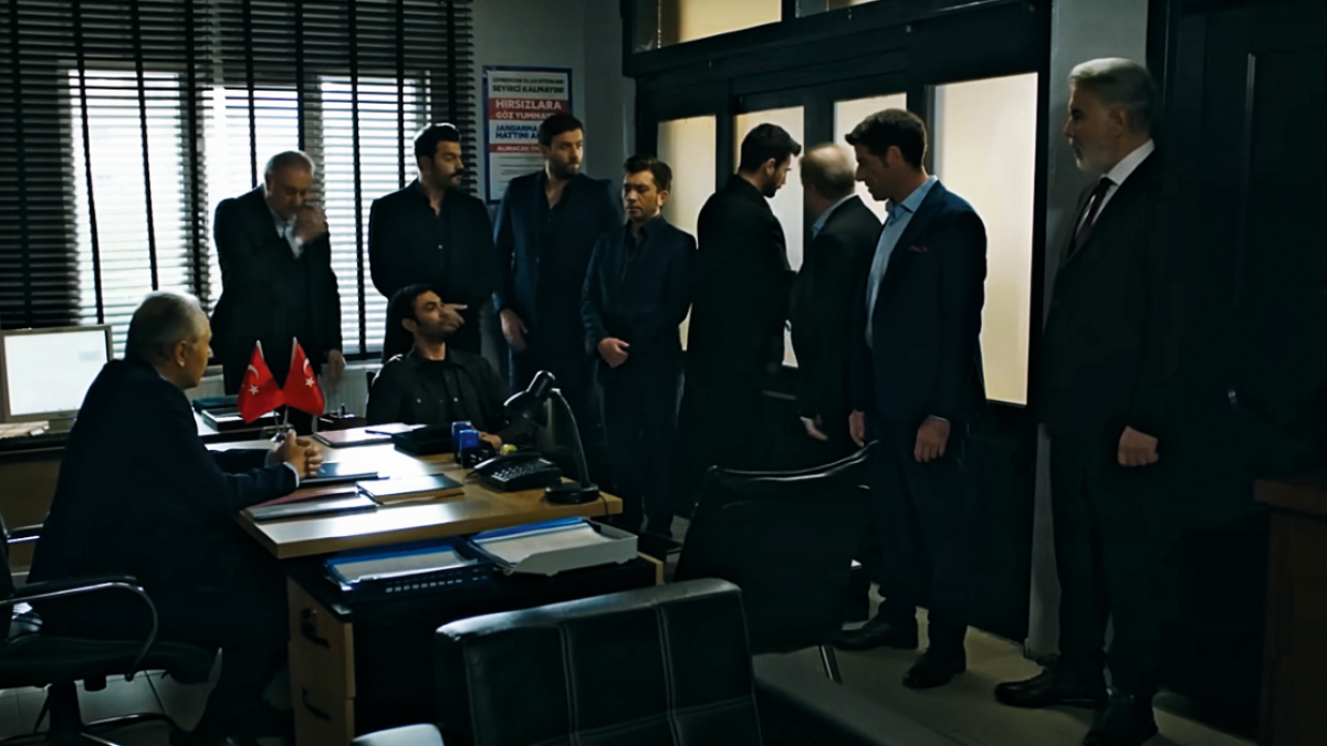 Halil encuentra en Fikret al aliado perfecto, especialmente, ahora que se ha convertido en el líder de los Leto.